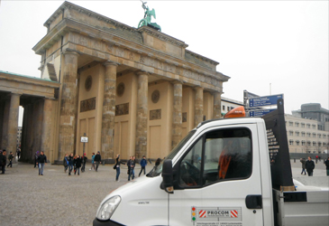 Einsatzfahrzeug am Brandenburger Tor in Berlin