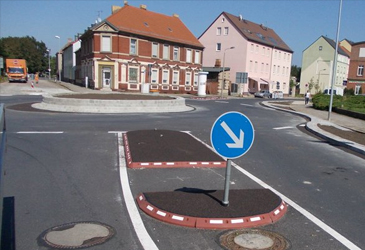 Inselbau und Markierung des Kreisverkehrs in Luckenwalde