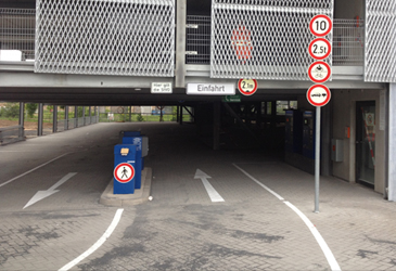 Markierungsarbeiten eines Parkhauses in Bonn...